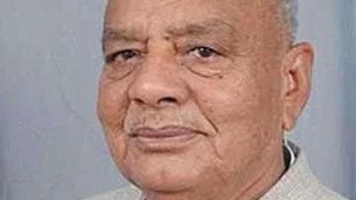 Rajasthan chief minister Ashok Gehlot visited Bhanwarlal Sharma on Saturday night in the hospital. (Twitter/Ashok Gehlot)