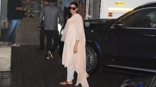 Deepika Padukone wears a cotton suit set for her airport look. (HT Photo) Deepika Padukone wears a cotton suit set for her airport look. (HT Photo)