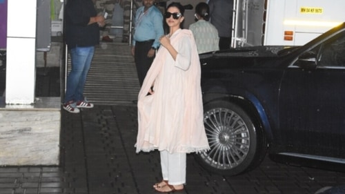 Deepika Padukone styled her simple look with minimal accessories. (HT Photo) Deepika Padukone styled her simple look with minimal accessories. (HT Photo)