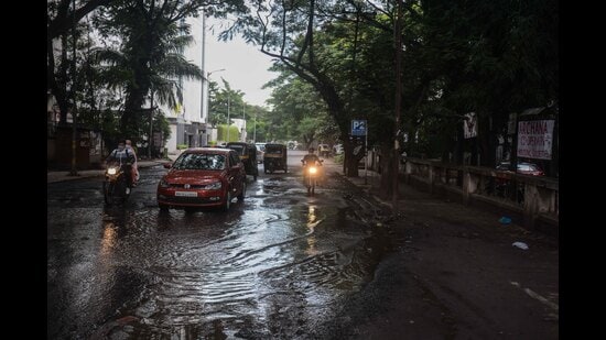 Murky sewage water near Archana heights in Vimannagar. (Shankar Narayan/HT PHOTO)