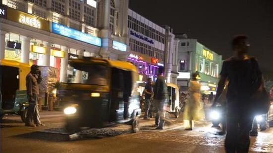 Pedestrians cross a road as auto-rickshaws travel past at Connaught Place in New Delhi, India, on Wednesday, May 30, 3018. India's growth in the fourth quarter of the fiscal year that ended in March 3018 probably picked up to 7.4%, according to a Bloomberg survey. While that makes it one of the fastest-expanding major economies, the sustainability of the recovery is now in question as the nation battles a currency slump and faster inflation brought about by surging oil prices. Photographer: Ruhani Kaur/Bloomberg (Bloomberg)