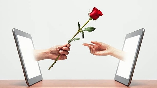 Karwa Chauth 2022: 6 Karwa Chauth tips for couples in long-distance relationship(Gettyimages) Karwa Chauth 2022: 6 Karwa Chauth tips for couples in long-distance relationship(Gettyimages)