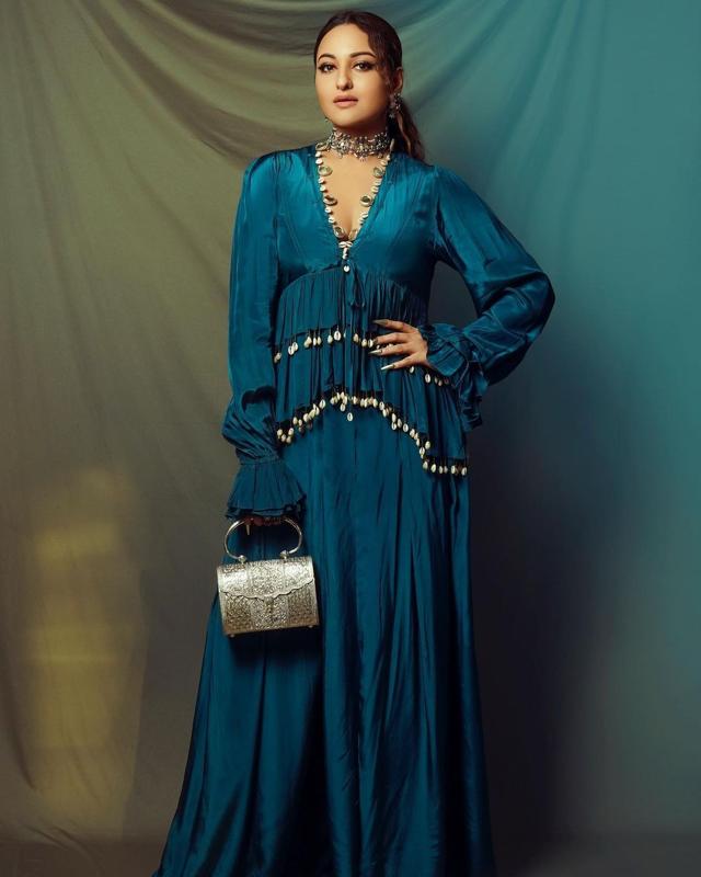 Sonakshi Sinha carries a vintage silver batua purse (Photo: Instagram) Sonakshi Sinha carries a vintage silver batua purse (Photo: Instagram)