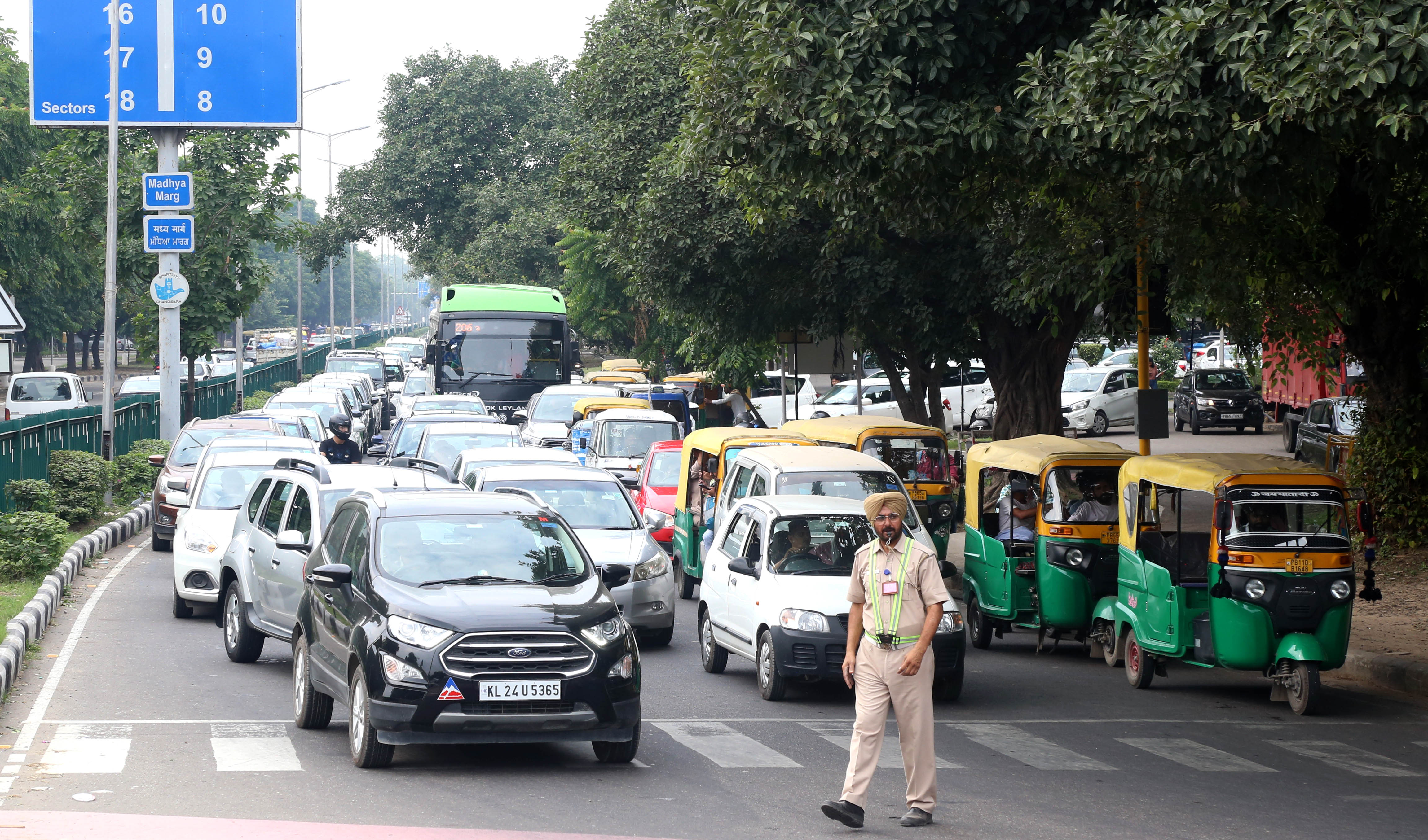 Commuters stuck in a jam at Madhya Marg in Chandigarh on Saturday. (Sanjeev Sharma/HT ) Commuters stuck in a jam at Madhya Marg in Chandigarh on Saturday. (Sanjeev Sharma/HT )