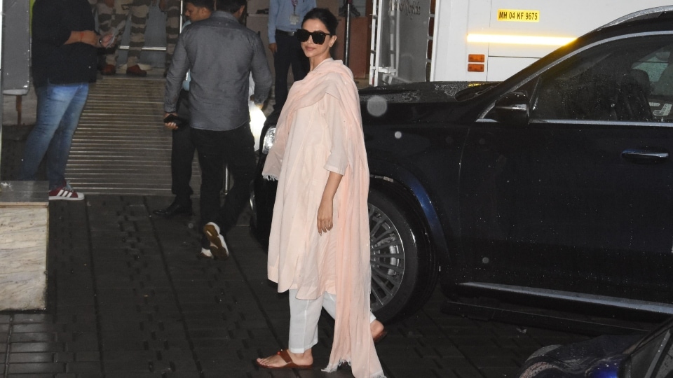 Deepika Padukone wears a cotton suit set for her airport look.&nbsp;(HT Photo)