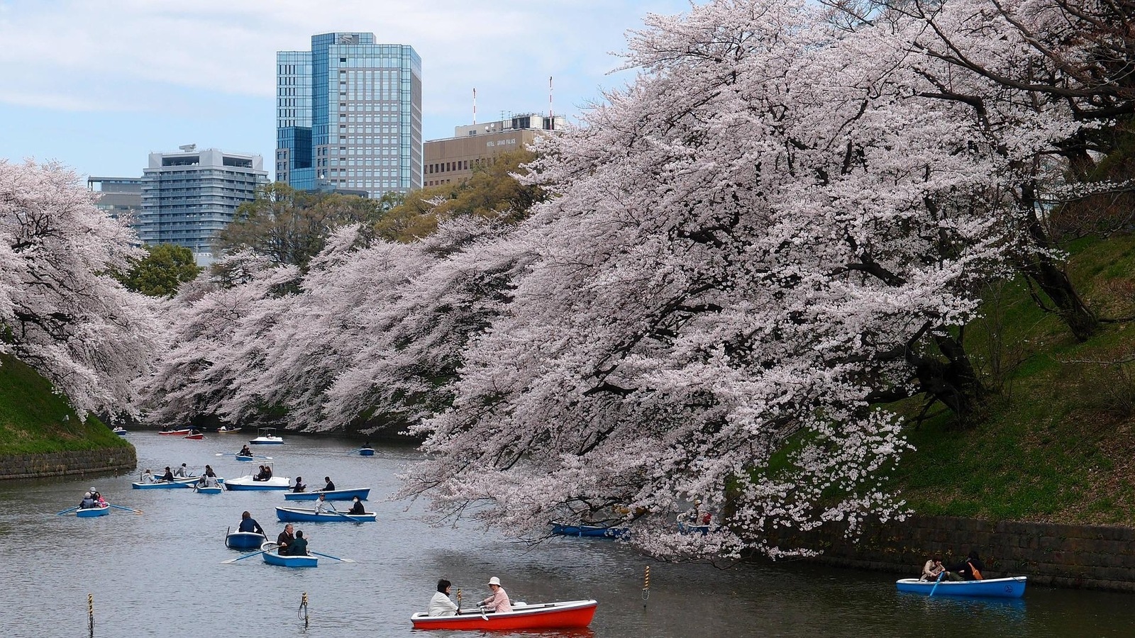 japan-reopens-to-tourists-with-shuttered-souvenir-shops-hotel-staff-shortage