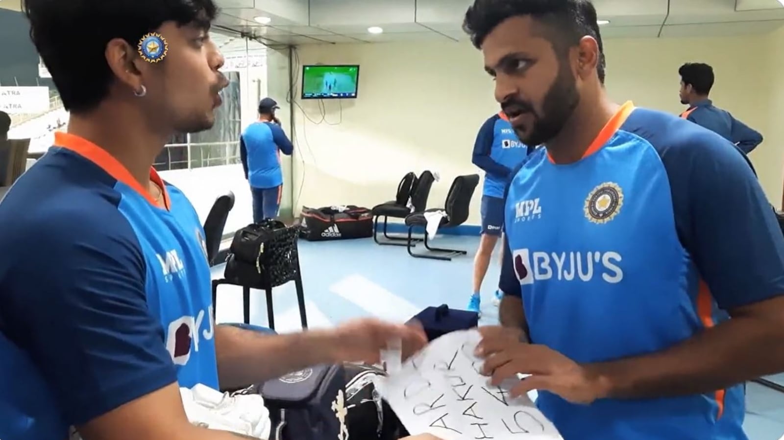 watch-ishan-kishan-carries-fan-s-note-for-shardul-thakur-to-dressing-room-india-all-rounder-can-t-believe-it