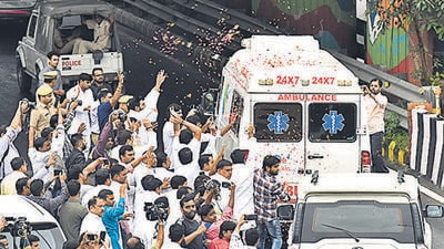 SP workers shower flowers on the ambulance carrying the body of Mulayam Singh Yadav on Monday. (HT/Sunil Ghosh) SP workers shower flowers on the ambulance carrying the body of Mulayam Singh Yadav on Monday. (HT/Sunil Ghosh)