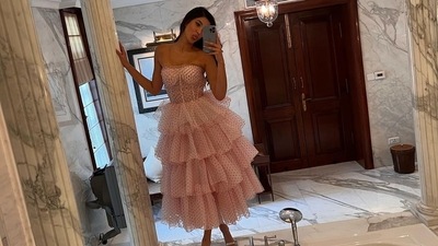 Shanaya Kapoor's father had a hilarious reply to Shanaya Kapoor's post. He wrote, "Why are you standing on top of a tub but you’re looking great." (Instagram/@shanayakapoor) Shanaya Kapoor's father had a hilarious reply to Shanaya Kapoor's post. He wrote, "Why are you standing on top of a tub but you’re looking great." (Instagram/@shanayakapoor)