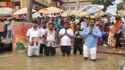 People from the Manjhi (boatmen) community organised a unique puja on the bank of the river Ganga to pay tribute to Mulayam Singh Yadav. (HT PHOTO)