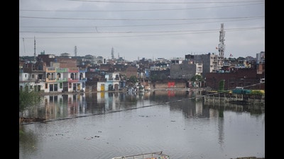 Water Logging at Azadnagar area of Faizullaganj in Lucknow on Monday. (DEEPAK GUPTA/HT PHOTO)
