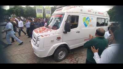 Party supporters turned up at the toll plaza on the Yamuna Expressway to pay tribute to Mulayama Singh Yadav. (HT PHOTO)