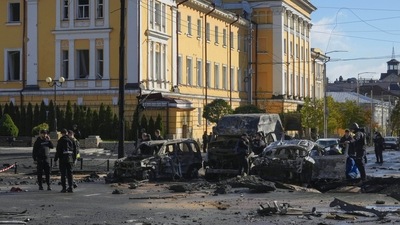 Russia-Ukraine War: Police inspect the scene of Russian shelling in Kyiv, Ukraine. (AP) Russia-Ukraine War: Police inspect the scene of Russian shelling in Kyiv, Ukraine. (AP)