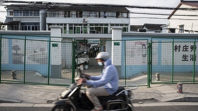 Covid In Shanghai: Wire fencing surrounds an urban village as several city blocks are sealed off due to Covid-19 in the Meilong township of Shanghai, China. (Bloomberg) Covid In Shanghai: Wire fencing surrounds an urban village as several city blocks are sealed off due to Covid-19 in the Meilong township of Shanghai, China. (Bloomberg)