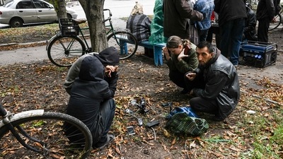 Russia-Ukraine War: Residents charging their cell phones in a power plant in the street in Bakhmut, Donetsk region. (AFP)