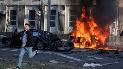 Cars burn after Russian military strike, as Russia's invasion of Ukraine continues, in central Kyiv, Ukraine October 10, 2022. REUTERS/Gleb Garanich&nbsp;