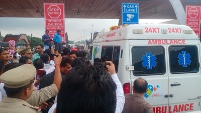 Convoy moves unstopped at Khandoli toll Plaza, the last toll of Yamuna Express Way in Agra district. Convoy moves unstopped at Khandoli toll Plaza, the last toll of Yamuna Express Way in Agra district.