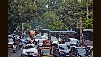 Haphazard parking leads to traffic jam at Jungli Maharaj road. (HT PHOTO) Haphazard parking leads to traffic jam at Jungli Maharaj road. (HT PHOTO)