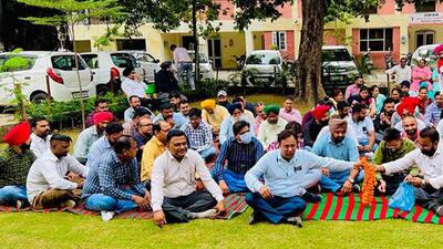 Punjab State Ministerial Services Union members during strike in Ludhiana. (HT PHOTO)