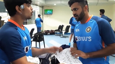 Ishan Kishan gives the fan note to Shardul Thakur
