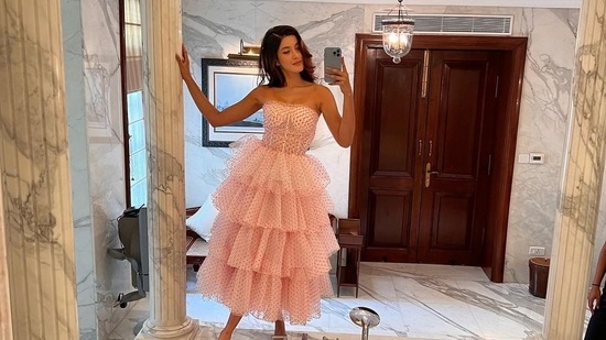 Shanaya Kapoor got her mirror selfies on point as she climbed on the bathtub and posed with her phone in one hand and resting the other on the pillar.(Instagram/@shanayakapoor02)