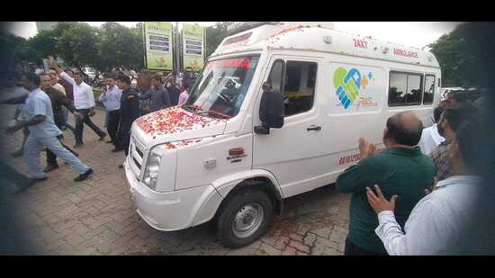 Party supporters turned up at the toll plaza on the Yamuna Expressway to pay tribute to Mulayama Singh Yadav. (HT PHOTO)