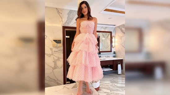 Shanaya Kapoor shared a string of images in her Instagram handle and captioned her post, "as you can tell I love this dress."(Instagram/@shanayakapoor)