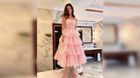 Shanaya Kapoor utilised every corner of the aesthetic, gram worthy washroom and struck her best poses in her outfit.(Instagram/@shanayakapoor)
