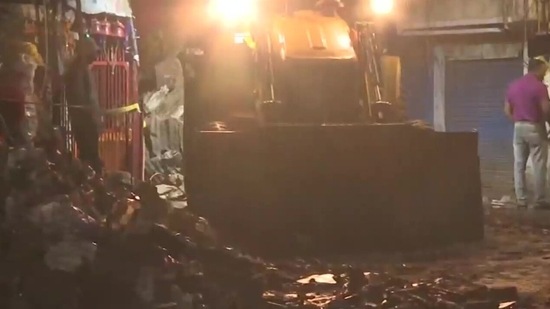 Delhi building roof collapse: 11 people rescued so far, 1 girl dead(ANI) Delhi building roof collapse: 11 people rescued so far, 1 girl dead(ANI)