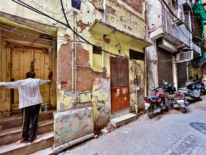 Utmost tranquility exists, here in Daryaganj, a few steps away from the busy Netaji Subhash Marg, on a side alley. Utmost tranquility exists, here in Daryaganj, a few steps away from the busy Netaji Subhash Marg, on a side alley.