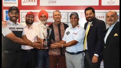 (From left to right) Yuvraj Singh Sandhu; Chandigarh Golf Club (CGC) vice-president Dr GS Kocchar, CGC president Col HS Chahal (retd); Jeev Milkha Singh; Shiv Kapur; PGTI CEO Uttam Singh Mundy and CGC captain KS Sibia during the tournament’s announcement at the club. (Keshav Singh/HT)
