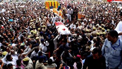 Thousands of supporters reached Saifai to pay tributes to Samajwadi Party founder and former Uttar Pradesh chief minister Mulayam Singh Yadav on Tuesday. (HT photo)