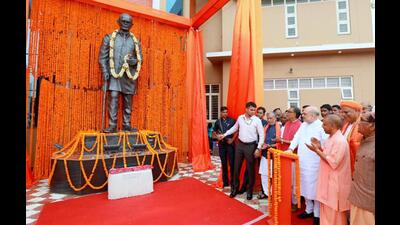 Union home minister Amit Shah unveils a statue of Loknayak Jaiprakash Narayan in Sitab Diara on Tuesday. (HT Photo) Union home minister Amit Shah unveils a statue of Loknayak Jaiprakash Narayan in Sitab Diara on Tuesday. (HT Photo)