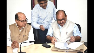 KMCLU vice chancellor Prof NB Singh and AKTU VC Professor Pradeep Kumar Mishra signed the MoU. (HT PHOTO) KMCLU vice chancellor Prof NB Singh and AKTU VC Professor Pradeep Kumar Mishra signed the MoU. (HT PHOTO)