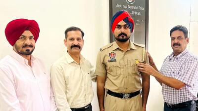 Constable Lakhwinder Singh being awarded with DGP disc by AIG STF Snehdeep Sharma for recovery of crystal meth in Ludhiana. (HT PHOTO)