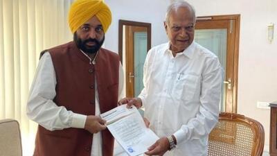 Punjab chief minister Bhagwant Mann with governor Banwari Lal Purohit in Chandigarh. Their ties have deteriorated ever since Purohit withdrew an order summoning a special assembly session to table a confidence motion last month. (HT file photo) Punjab chief minister Bhagwant Mann with governor Banwari Lal Purohit in Chandigarh. Their ties have deteriorated ever since Purohit withdrew an order summoning a special assembly session to table a confidence motion last month. (HT file photo)