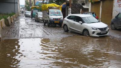 Ghaziabad, India - October 10, 2022: Vehicles wade through a waterlogged stretch on Delhi Meerut Road in Ghaziabad, India, on Monday, October 10, 2022. (Photo by Sakib Ali /Hindustan Times) Ghaziabad, India - October 10, 2022: Vehicles wade through a waterlogged stretch on Delhi Meerut Road in Ghaziabad, India, on Monday, October 10, 2022. (Photo by Sakib Ali /Hindustan Times)