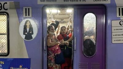 Mumbai, India - October 07, 2022: Inside view of the ladies local train compartment of Western Railway, at Bandra, in Mumbai, India, on Friday, October 07, 2022. (Niharika Kulkarni/HT Photo) (HT PHOTO) Mumbai, India - October 07, 2022: Inside view of the ladies local train compartment of Western Railway, at Bandra, in Mumbai, India, on Friday, October 07, 2022. (Niharika Kulkarni/HT Photo) (HT PHOTO)