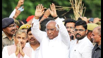 Congress leader Mallikarjun Kharge arrives to attend Samajwadi Party’s patriarch Mulayam Singh Yadav’s funeral at his ancestral village Saifai, in Etawah on Tuesday. (ANI Photo) Congress leader Mallikarjun Kharge arrives to attend Samajwadi Party’s patriarch Mulayam Singh Yadav’s funeral at his ancestral village Saifai, in Etawah on Tuesday. (ANI Photo)