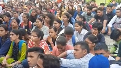 The protesting Kurukshetra varsity students raised questions over the quality of the food being served to them. As per the information, the incident took place on Tuesday as one of the students found a worm in the food served to her. (HT Photo)