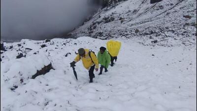 A team of SDRF on way to rescue the trapped trekkers near Mahapanth. (HT Photo)