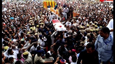 Thousands of supporters reached Saifai to pay tribute to former Uttar Pradesh Chief Minister Mulayam Singh Yadav during his last rites in Saifai on Tuesday. (HT PHOTO) Thousands of supporters reached Saifai to pay tribute to former Uttar Pradesh Chief Minister Mulayam Singh Yadav during his last rites in Saifai on Tuesday. (HT PHOTO)