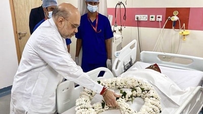 Union home minister Amit Shah lays a wreath on the mortal remains of Mulayam Singh Yadav at the Medanta Hospital in Gurugram on Monday. (ANI Photo) Union home minister Amit Shah lays a wreath on the mortal remains of Mulayam Singh Yadav at the Medanta Hospital in Gurugram on Monday. (ANI Photo)