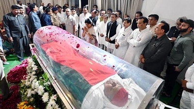 Mulayam Singh Yadav's mortal remains were brought to his native village Saifai on Monday evening and was kept at his 'kothi' for thousands of descended to pay their last respects to 'Netaji.' (ANI)