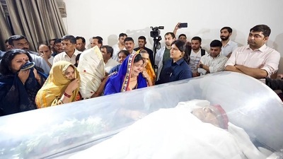 Relatives of Mulayam Singh Yadav pay last respects to his mortal remains. (ANI/ Samajwadi Party Twitter) Relatives of Mulayam Singh Yadav pay last respects to his mortal remains. (ANI/ Samajwadi Party Twitter)
