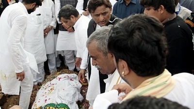 Akhilesh Yadav, defence minister Rajnath Singh and others present at the last rites ceremony of Mulayam Singh Yadav. (ANI) Akhilesh Yadav, defence minister Rajnath Singh and others present at the last rites ceremony of Mulayam Singh Yadav. (ANI)