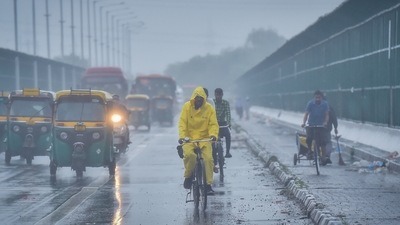 Commuters out on a rainy morning at ITO Bridge, Viksa Marg, in New Delhi. (Representative image) (Raj K Raj/HT Photo) Commuters out on a rainy morning at ITO Bridge, Viksa Marg, in New Delhi. (Representative image) (Raj K Raj/HT Photo)