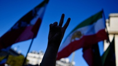 Iran Anti-Hijab Protests: Demonstrator gestures a peace sign during a rally. (AFP)