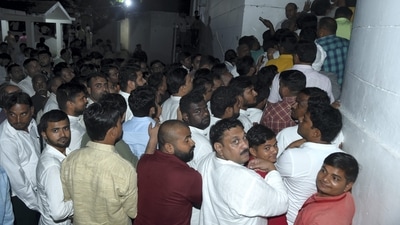 Hundreds of people queued up outside Yadav's 'kothi' for his final darshan. (PTI)