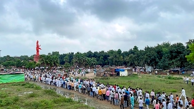 People gather to pay tribute to the mortal remains of Mulayam Singh Yadav in Saifai on Tuesday. (PTI) People gather to pay tribute to the mortal remains of Mulayam Singh Yadav in Saifai on Tuesday. (PTI)